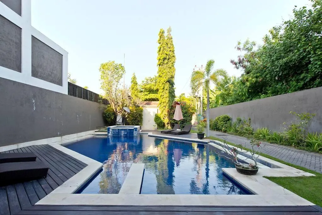 Quiet Central Seminyak 2Bd 2 Bath And Walk To Eat St 0*, Seminyak (Bali)
