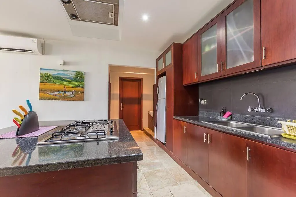 Apartment Quiet Central Seminyak 2Bd 2 Bath And Walk To Eat St